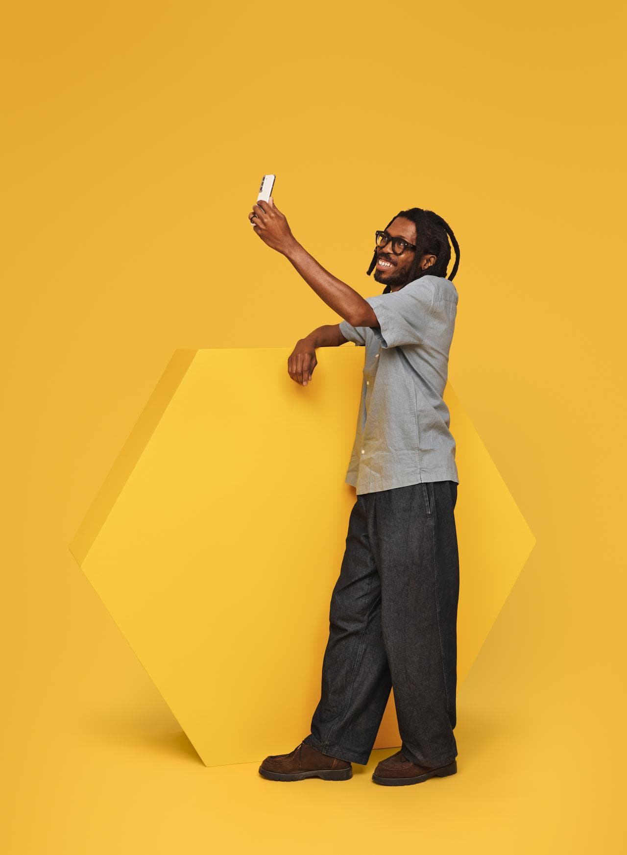 Mann som smiler mens han tar en selfie